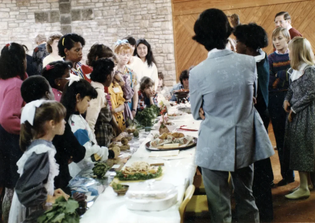 Extension agent Opal Washington talks to a group of 4-H members, 1986. -Courtesy of Amy Alexander Jarmon